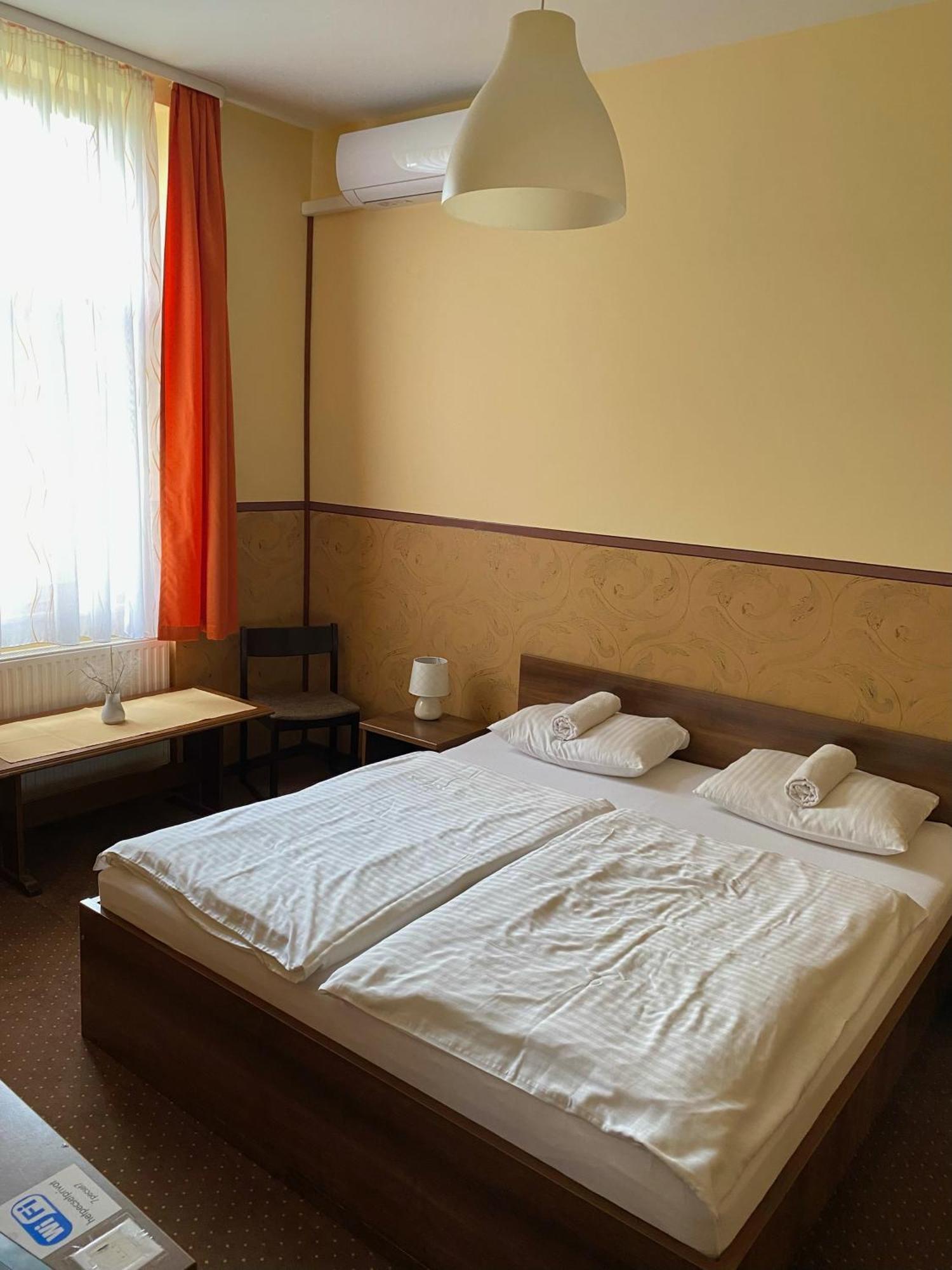 Bed and Breakfast Het Pecset Fogado Etterem Ödenburg Exterior foto